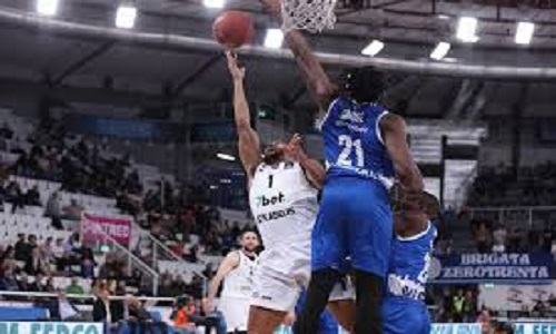 L'Happy casa saluta la serie A con una sconfitta contro Brescia.Punteggio 94-75 