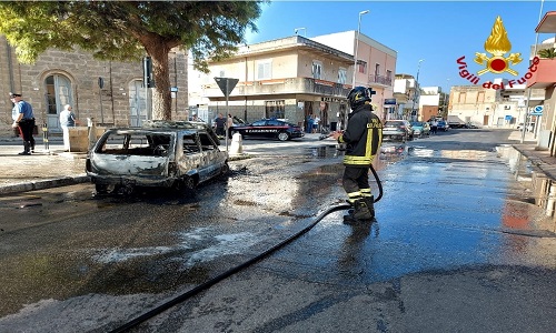 Sandonaci incendio di una autovettura 