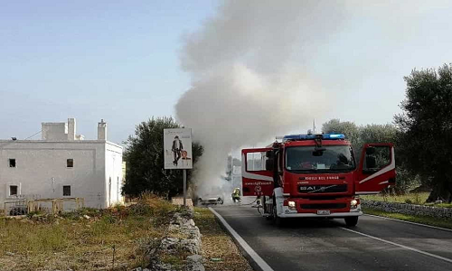 Fasano: auto prende fuoco alla periferia di Fasano. Tempestivo l’intervento dei vigili del fuoco