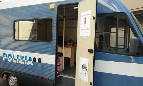 Presso il centro commerciale le colonne presente per tutta la mattinata il Camper della Polizia contro la violenza di genere