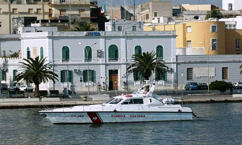 Brindisi: sorpresi nella pesca illegale in porto. Sanzione e sequestro di reti