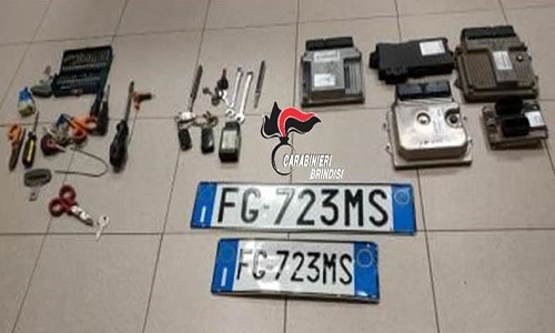 Carovigno: 2 brindisini  sorpresi in flagranza di  furto aggravato di auto. per guadagnarsi la fuga speronano l’auto dei militari. Arrestati 