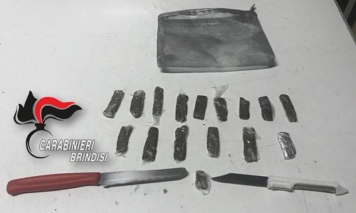 Fasano: nel parco della Rimembranza, 18enne del luogo sorpreso con circa 30 grammi di hashish suddiviso in 15 stecche, arrestato.