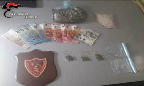 Francavilla Fontana: 25enne risultato positivo a cocaina e cannabinoidi, alla guida di una moto, senza patente e assicurazione, tenta di forzare posto di controllo e investe un Carabiniere. Trovato in possesso di droga. Arrestato.