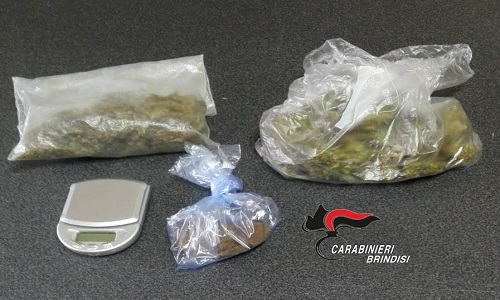 Latiano: 29enne del luogo deteneva in sala da pranzo sulle mensole del caminetto hashish e marijuana, arrestato.