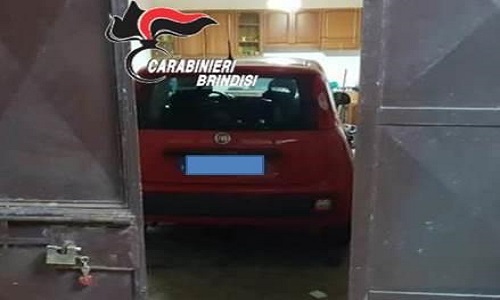 Mesagne: localizzata una casa rurale dove è stata rinvenuta un’auto rubata a Oria. Nel corso della perquisizione rinvenuti pezzi di ricambio di altre auto. denunciati i proprietari della struttura per ricettazione.