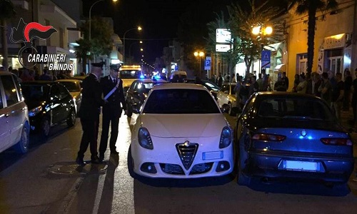 San Donaci: non si fermano all’alt e dopo inseguimento impattano contro 3 auto in sosta danneggiandole. Raggiunti e arrestati 2 uomini di origine serba residenti nel campo nomadi di Napoli-Secondigliano