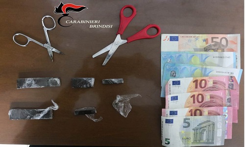 San Pancrazio Salentino: 27enne di origine rumena sorpreso con la marijuana occultata nel congelatore di casa. arrestato.