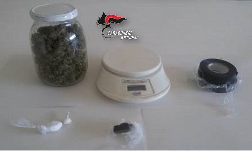 San Pietro Vernotico: 37enne della provincia di Lecce deteneva in auto cocaina e nell’abitazione hashish e marijuana,  denunciato. positivo agli esami tossicologici è stato deferito anche  per guida in stato di alterazione psicofisica.