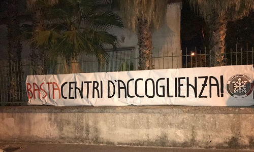 Striscione di Casapound davanti all'ex delegazione del Casale: "Basta Centri d'accoglienza"