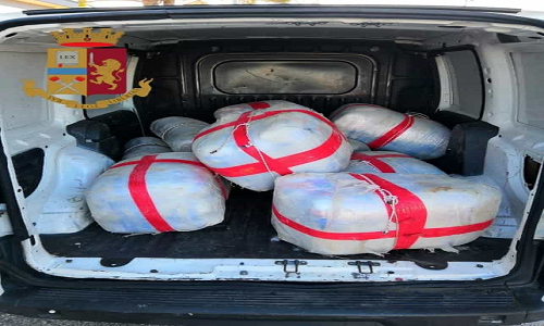 Arrestato 38enne. Nel suo furgone la polizia ha rinvenuto quasi 150kg di  marijuana