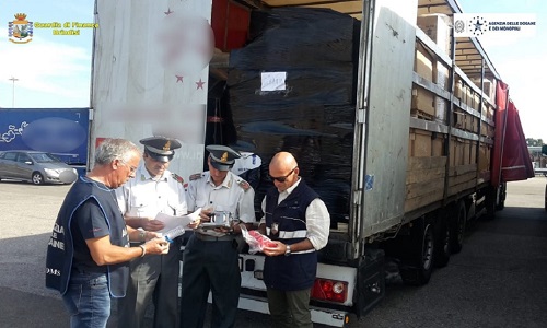 Brindisi: GDF sequestra oltre 160.000 articoli casalinghi e 4350 capi di abbigliamento sportivo