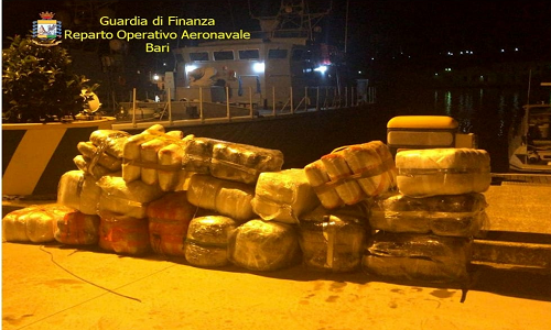 Brindisi: Gdf intercetta gommone con un carico di 557 kg di marijuana. Arrestati due scafisti