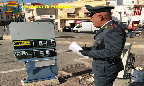 Controlli nei distributori da parte della Guardia di finanza in Puglia: scoperti casi di frode sui carburanti