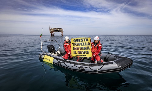Greenpeace in azione in Adriatico: «A due anni dal referendum, le trivelle minacciano ancora i nostri mari. Nuovo governo cambi rotta»