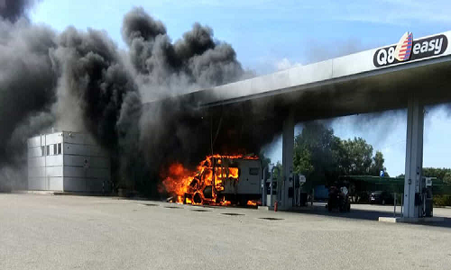 Francavilla Fontana: camper a fuoco nella stazione di servizio Q8 sulla statale 7