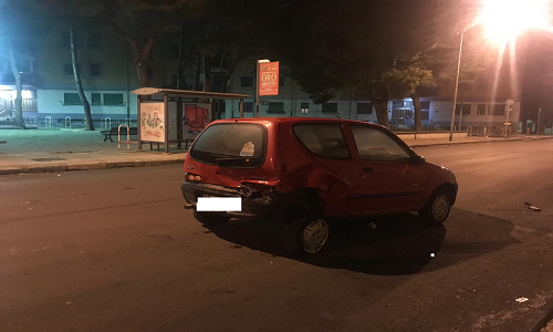 Brindisi: a folle velocità tamponano auto in sosta e fuggono