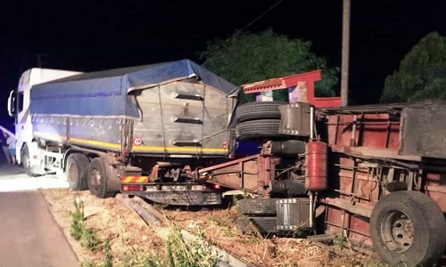 San Donaci: incidente sulla provinciale. Un autotreno carico di grano si ribalta