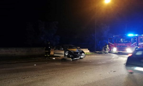 Ceglie Messapica: auto finisce contro palo della luce. Ferita conducente