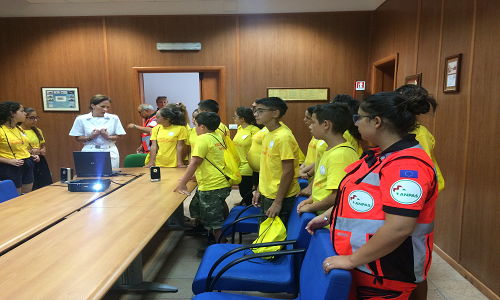 I ragazzi frequentatori del campo scuola estivo “Anch’io sono la protezione civile” ospiti presso la capitaneria di porto di Brindisi