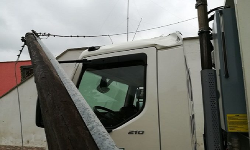 Tuturano: palo cade su mezzo di Ecotecnica. Nessun ferito