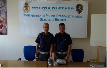 Fasano: Inseguimento tra auto e Polizia stradale. Sequestrato 1kg di droga