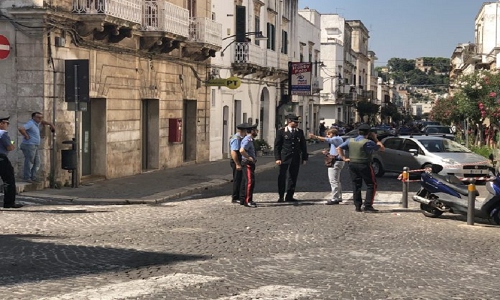 Terrore ad Ostuni: assalto armato nell’ufficio postale in corso Mazzini. Esplosi colpi di fucile tra la gente