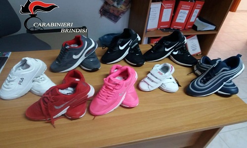San Donaci: trovato in possesso di otto paia di scarpe contraffatte, denunciato.