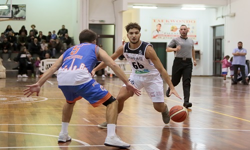 Alla Dinamo il derby di basket 