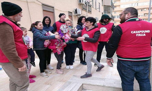 CasaPound distribuisce uova alle famiglie del Rione Sant’Angelo