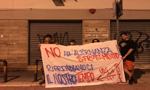 Blitz degli studenti all’USR: "NO all’alternanza sfruttamento"