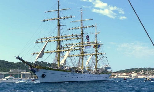 Sarà la nave di addestramento militare romena “Mircea” la prima imbarcazione ad attraccare presso il molo n.12, dopo lo spostamento del relitto della Norman Atlantic. Si trasforma nettamente lo scenario offerto a turisti e crocieristi. 
