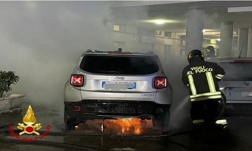 Brindisi incendio di un'autovettura 