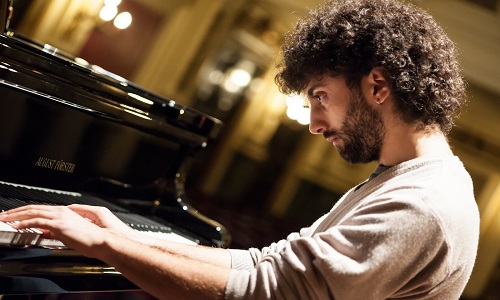 Recital pianistico del maestro Giuliano Graniti:   domani iniziativa Sum nella Basilica del Carmine