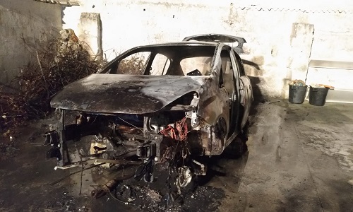 Mesagne incendio di un'auto Opel
