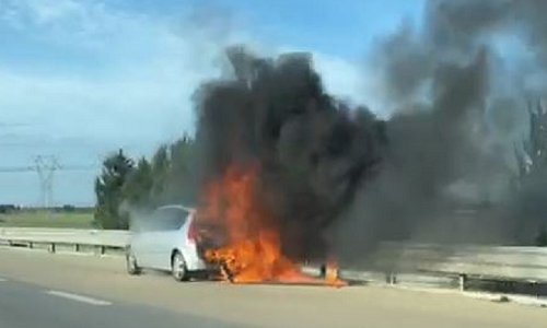 Brindisi: Auto in fiamme durante la marcia sulla statale 7