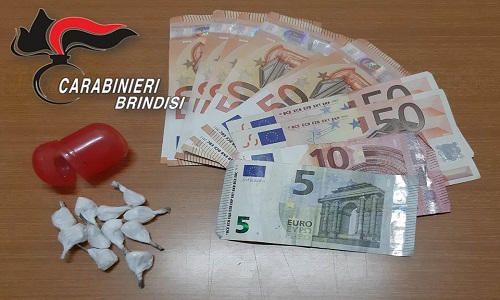 Ceglie Messapica: sorpreso con 11 dosi di cocaina e 465 € in contanti, arrestato.