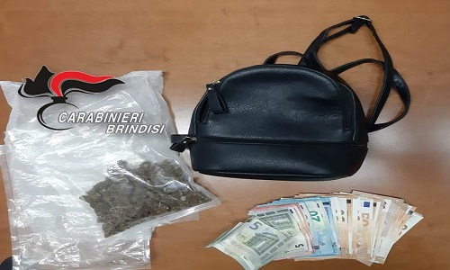 Erchie: Sorpresi in auto con 60 grammi di marijuana e 1.430 € in contanti, arrestati.
