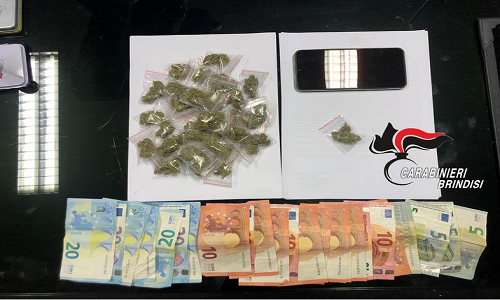 Francavilla Fontana: sorpreso a cedere lo stupefacente a un minore e oppone resistenza ai carabinieri. Trovato anche in possesso di 30 grammi di marijuana, arrestato.