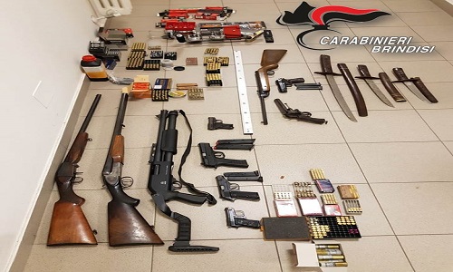 Latiano. Controlli alle armi legalmente detenute. Arrestate altre 2 persone per detenzione illegale di armi comuni da sparo. In questo mese di settembre, sono 4 gli arrestati e 3 i deferiti a piede libero, sequestrati nove tra fucili e pistole illegalment