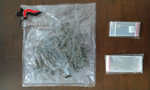 Mesagne: trovato con 63 grammi di marijuana nascosti nel vano dell’autoradio, arrestato.