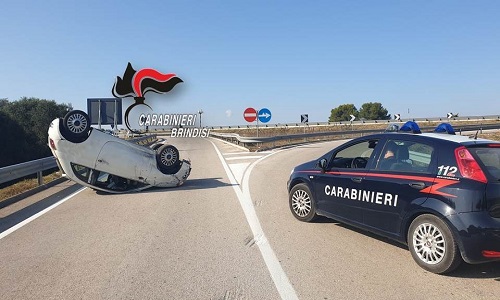 Oria. Si sottrae all’Alt dei Carabinieri, durante la fuga perde il controllo del veicolo, capovolgendosi. Soccorso, è stato trovato in possesso di 25 grammi di cocaina, arrestato.