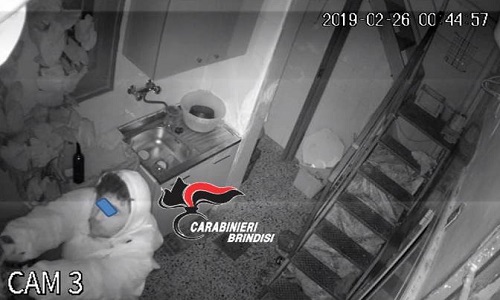 San Vito dei Normanni: 23enne del luogo colto in flagranza di reato di furto aggravato commesso nell’abitazione della nonna ultranovantenne e dello zio. Arrestato.