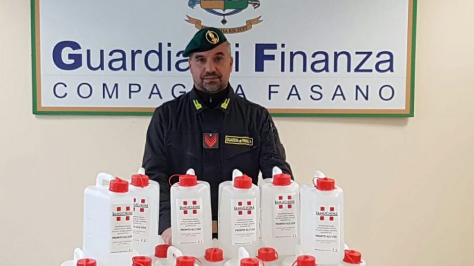 Guardia di finanza sequestra mascherine e falsi disinfettanti venduti illecitamente