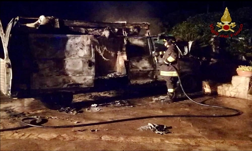 Ostuni: incendio in una villa di campagna. In fiamme un furgone