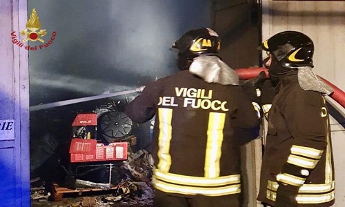 Latiano: grosso incendio nella notte in un locale commerciale