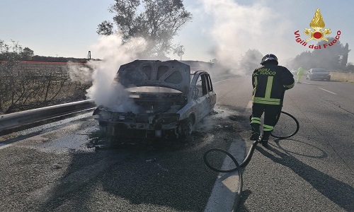 Auto in fiamme sulla superstrada Lecce-Brindisi