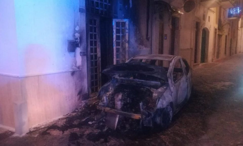 Fasano: auto in fiamme nella notte