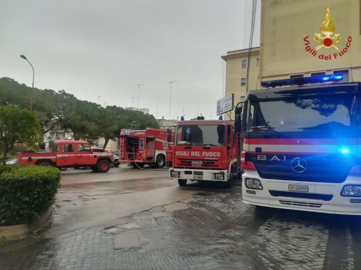 Brindisi: incendio nei sotterranei dell'ex ospedale Di Summa. 