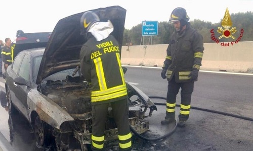 Mesagne: auto a gas prende fuoco in marcia. Paura sulla SS7. Salve le due donne a bordo